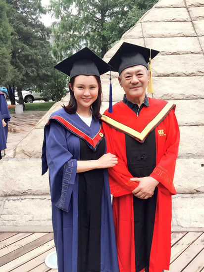 关悦穿硕士服晒毕业照 获赞美女学霸(图) 关悦穿硕士服晒毕业照 获赞美女学霸(图)