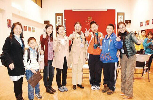中国赴美小留低龄化。不少孩子在初中甚至小学已开始由家长陪同赴美探路,希望早早到美留学。(美国《世界日报》/杨青 摄) 中国赴美小留低龄化。不少孩子在初中甚至小学已开始由家长陪同赴美探路,希望早早到美留学。(美国《世界日报》/杨青 摄)