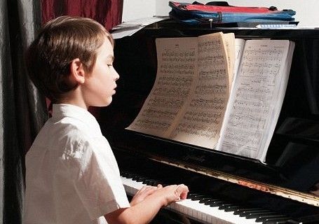 儿时学习乐器长大性格更刚毅