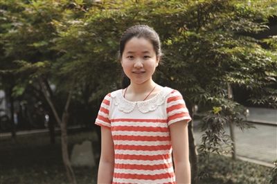 崔若晖露出甜美笑容。 崔若晖露出甜美笑容。