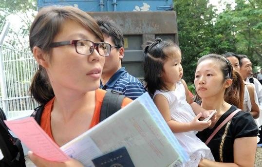 香港,带孩子申请幼儿园的家长队列 香港,带孩子申请幼儿园的家长队列