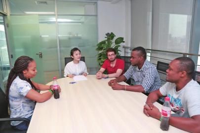 “美女校长”(左二)介绍招聘流程。 “美女校长”(左二)介绍招聘流程。