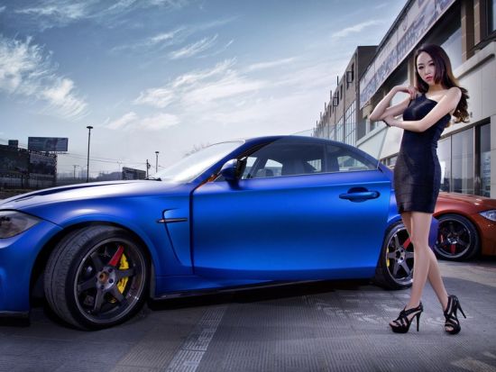 双语:开蓝色宝马车的男人易怒