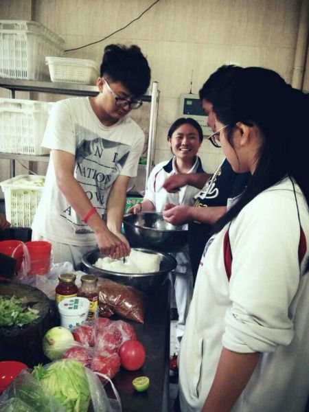北京新桥外国语高中学校的学生在厨房体验