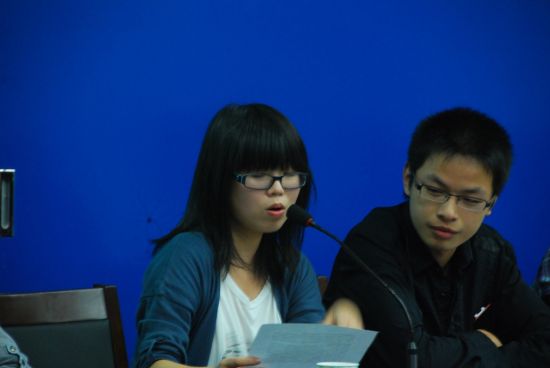 图左为黄子凌在宣读项目主席就职演说,那时的黄子凌稍嫌稚嫩和紧张。右为罗朝译,罗朝译为演说主持人 图左为黄子凌在宣读项目主席就职演说,那时的黄子凌稍嫌稚嫩和紧张。右为罗朝译,罗朝译为演说主持人
