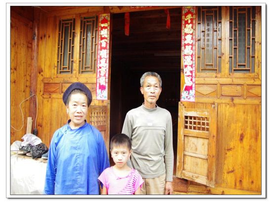 图为对吴金蝶的家访,和黄子凌牵手的为吴奶奶 图为对吴金蝶的家访,和黄子凌牵手的为吴奶奶