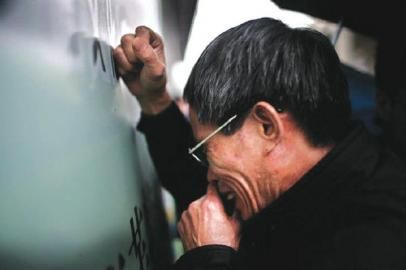 2013年一审宣判后,林父失声痛哭。 2013年一审宣判后,林父失声痛哭。