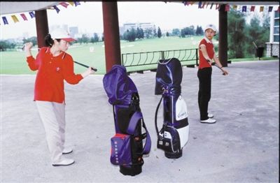 1997年,深圳大学设立了中国第一个高尔夫专业。此图摄于2002年,深大高尔夫专业学生在练习场热身。 图/CFP 1997年,深圳大学设立了中国第一个高尔夫专业。此图摄于2002年,深大高尔夫专业学生在练习场热身。 图/CFP