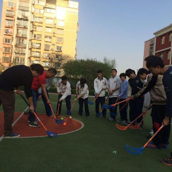 北京新桥外国语高中学校的旱地冰球课