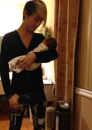周涛一家三口都曾在月子中心工作,他也晒出与客人婴孩的合影照片。(美国《世界日报》/周涛朋友提供) 周涛一家三口都曾在月子中心工作,他也晒出与客人婴孩的合影照片。(美国《世界日报》/周涛朋友提供)
