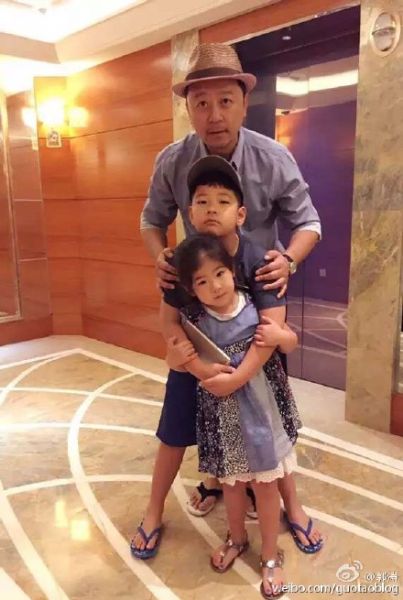 爸爸郭涛在微博晒出与儿子女儿的合照