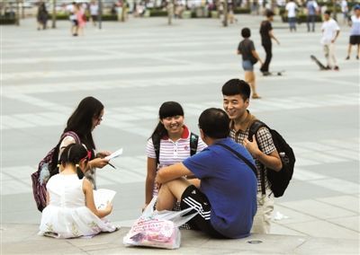 8月1日,“生存”活动最后一天,张阳(右一)和同伴在西单广场与市民交流。 8月1日,“生存”活动最后一天,张阳(右一)和同伴在西单广场与市民交流。