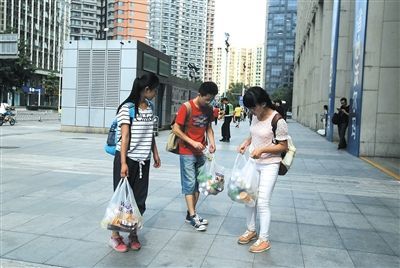 7月31日,殷亚东(中)和同伴从超市购买了40瓶饮料,准备作为礼物送给扫二维码的市民。每成功扫码一单,他们可从微商处拿到5元提成。 7月31日,殷亚东(中)和同伴从超市购买了40瓶饮料,准备作为礼物送给扫二维码的市民。每成功扫码一单,他们可从微商处拿到5元提成。