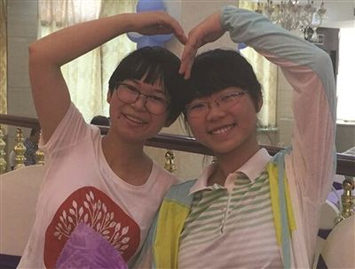 这对令人羡慕的“学霸姐妹花”胡晓航(左)、蔡晓雨。家才 摄 这对令人羡慕的“学霸姐妹花”胡晓航(左)、蔡晓雨。家才 摄