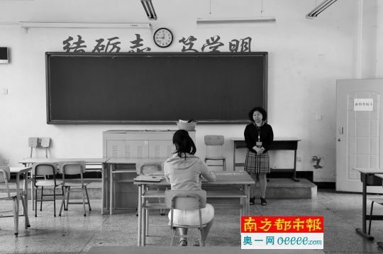 宁夏首位盲人考生黄莺在为其单独准备的考场参加高考。 资料图片 宁夏首位盲人考生黄莺在为其单独准备的考场参加高考。 资料图片