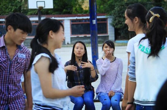 中间深色上衣牛仔裤的就是文家蕊(图片来源于网络) 中间深色上衣牛仔裤的就是文家蕊(图片来源于网络)