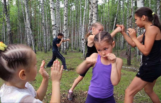 耶夫妮卡全家在林地里训练打拳 耶夫妮卡全家在林地里训练打拳