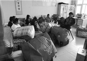 到昆当晚不少学生只能睡在办公室 到昆当晚不少学生只能睡在办公室