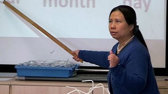 “中国老师开始慢慢适应,并开始掌控课堂。” “中国老师开始慢慢适应,并开始掌控课堂。”