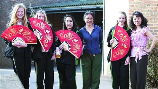 中国老师教英国学生体验中式功夫扇 中国老师教英国学生体验中式功夫扇