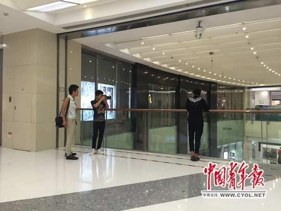 助教正在为学员拍摄用于形象展示的照片。本报记者 杨杰/摄 助教正在为学员拍摄用于形象展示的照片。本报记者 杨杰/摄