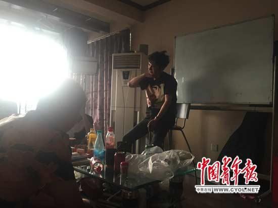 导师梵尘正在为学员答疑。本报记者 杨杰/摄 导师梵尘正在为学员答疑。本报记者 杨杰/摄