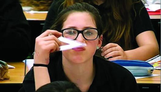 视频截图:调皮的学生 视频截图:调皮的学生