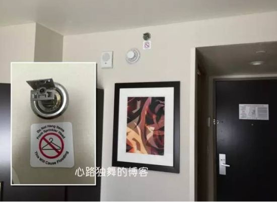 酒店墙上的烟雾探测器可下方“勿挂衣架”的醒目标志 酒店墙上的烟雾探测器可下方“勿挂衣架”的醒目标志