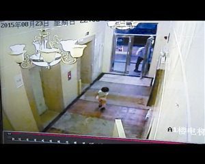 女童独自一人进入电梯。视频截图 女童独自一人进入电梯。视频截图