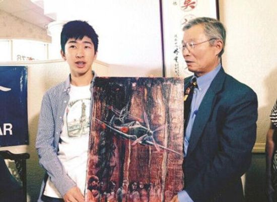 周鑫扬(左)展示他的画作 周鑫扬(左)展示他的画作
