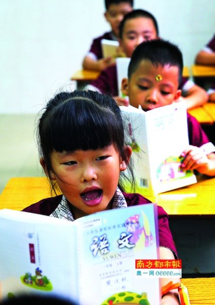 昨日早上,拱北小学,一年级的孩子在认真上课。南都记者 吴进 摄 昨日早上,拱北小学,一年级的孩子在认真上课。南都记者 吴进 摄