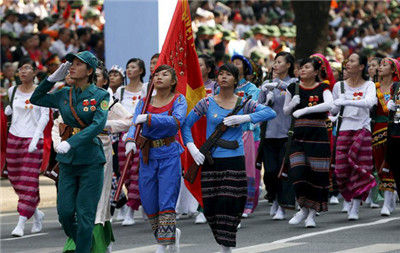 越南士兵身穿五颜六色的传统服饰参加阅兵 越南士兵身穿五颜六色的传统服饰参加阅兵