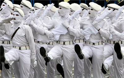 伊朗士兵全身以白色覆盖,只露出眼睛和嘴巴 伊朗士兵全身以白色覆盖,只露出眼睛和嘴巴