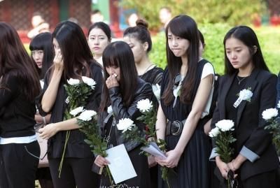 参加追悼会的同学们。京华时报记者蒲东峰摄 参加追悼会的同学们。京华时报记者蒲东峰摄
