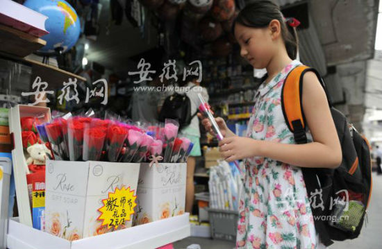 城隍庙小商品市场,教师节鲜花被摆在醒目位置。 城隍庙小商品市场,教师节鲜花被摆在醒目位置。