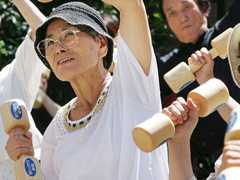 老年人 老年人