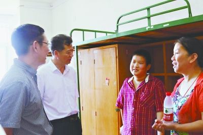 华中师范大学校长杨宗凯看望最小新生冷然。通讯员陈希昌 摄 华中师范大学校长杨宗凯看望最小新生冷然。通讯员陈希昌 摄