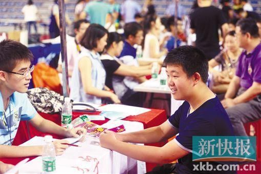 张野晨在办理入学手续。新快报记者 夏世焱/摄 张野晨在办理入学手续。新快报记者 夏世焱/摄