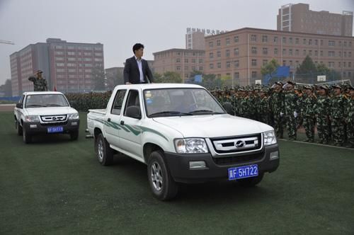 2011年,周虎振同样站在一辆皮卡上,“检阅”军训新生方阵。 2011年,周虎振同样站在一辆皮卡上,“检阅”军训新生方阵。