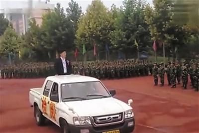 近日,河北科技学院董事长周虎振乘皮卡车“检阅”新生军训。视频截图 近日,河北科技学院董事长周虎振乘皮卡车“检阅”新生军训。视频截图