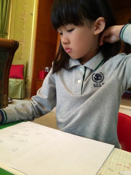 陆毅爱女贝儿身高猛涨 读上海国际学校二年级