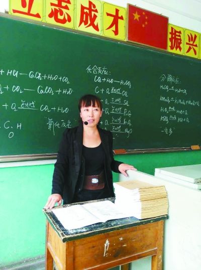 重审被判无罪后,河北遵化二中女教师陈文艳重新回到了讲台。受访者供图 重审被判无罪后,河北遵化二中女教师陈文艳重新回到了讲台。受访者供图