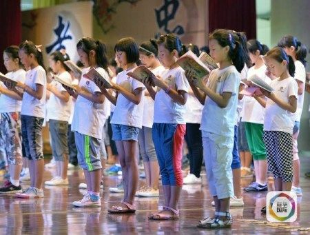 资料:2013年8月6日,中小学生在“孝亲”传统文化夏令营结业典礼上齐声朗诵《弟子规》。(新华社发) 资料:2013年8月6日,中小学生在“孝亲”传统文化夏令营结业典礼上齐声朗诵《弟子规》。(新华社发)