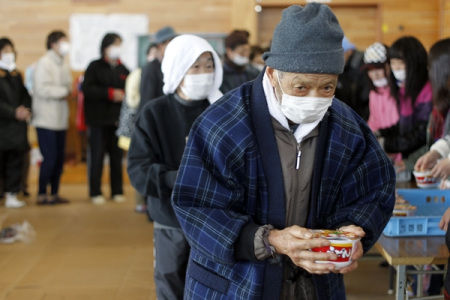 资料:2011年3月18日,在日本宫城县气仙沼市的一处避难所,日本老人手拿方便面作为午餐。(新华/EPA欧新) 资料:2011年3月18日,在日本宫城县气仙沼市的一处避难所,日本老人手拿方便面作为午餐。(新华/EPA欧新)