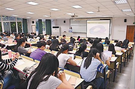 胡晓在给同学们上恋爱心理学 受访者供图 胡晓在给同学们上恋爱心理学 受访者供图
