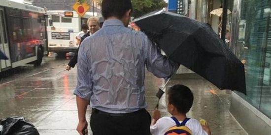 父亲全身湿透为儿撑伞你怎么看