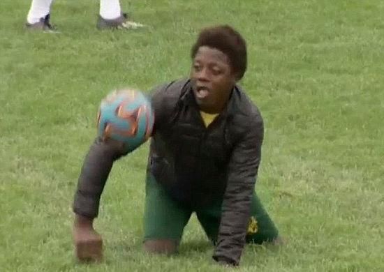 励志美高无腿少年成球队守门员