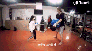 穿内衣动图_美女只穿内衣(2)