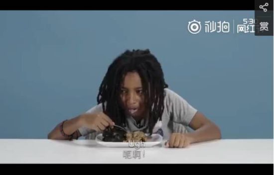 勇敢的尝试了一口的小黑哥,表情证明了一切。 勇敢的尝试了一口的小黑哥,表情证明了一切。