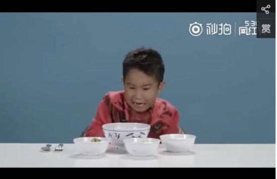 小哥难道又看到会动的虫子了? 小哥难道又看到会动的虫子了?
